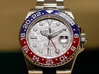 Đồng hồ cao cấp Rolex, Omega 'cháy hàng'