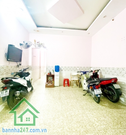 GIÁ 4.5 TỶ (TL) - NHÀ TÂN PHÚ – 56M² – 2 TẦNG – 6PN - 6WC– CHO THUÊ DÒNG TIỀN 15TR/THÁNG. * Diện tích: 56m² (4x14), sổ nở hậu nhẹ. * Kết cấu: 2 tầng kiên cố,. Tương lai ra mặt tiền công viên Hiền Vương. 