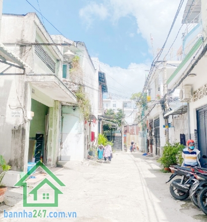 BÁN NHÀ NGAY BIGC TRƯỜNG CHINH – CHỈ 5,6 TỶ TL Diện tích: 69m2 (4x17m) – Nhà 3 tầng BTCT chắc chắn Kết cấu: 1 trệt, 2 lầu, 3 phòng ngủ, 2WC, ban công rộng thoáng.