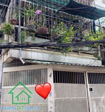 CHỈ 5.1 TỶ – NHÀ 3 TẦNG TÂN PHÚ – HẺM NHỰA 5M – NGAY TRƯỜNG ĐẠI HỌC Diện tích: 47m² Kết cấu: 1 trệt, 1 lửng, 1 lầu – gồm 3PN, 3WC, không gian rộng thoáng. Vị trí chiến lược: kế bên Trường Đại học Công Thương, khu đông sinh viên – phù hợp kinh doanh dịch v