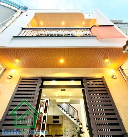 CHỈ 4,85 TỶ – NHÀ MỚI FULL NỘI THẤT – NGAY HÃNG XE MERCEDES- CẠNH MẶT TIỀN – VÀI CĂN RA HẺM XE HƠI – VÀO Ở ĐÓN TẾT NGAY Diện tích: 36–37m² Ngang 4,3m – nở hậu