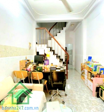 CHỈ 4,7 TỶ – NHÀ NGAY CHỢ TÂN BÌNH - DT: 40M² – 2 TẦNG BTCT – HOÀN CÔNG ĐỦ – NHÀ MỚI Ở NGAY – 2PN – 2WC Diện tích: 40m² (3.2 x 12) – vuông vức đẹp. Kết cấu: Nhà BTCT 2 tầng kiên cố, gồm 2PN – 2WC, nhà còn rất mới, dọn vào ở ngay