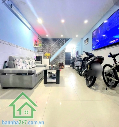 CHỈ 3,9 TỶ – HIẾM! NHÀ ĐẸP LẠC LONG QUÂN P10 – 36m² – NỞ HẬU TÀI LỘC - 3PN, 2WC Kết cấu: 2 Tầng (1 trệt 1 lầu), thiết kế đẹp – 3PN, 2WC Nhà còn rất mới, dọn và ở ngay.