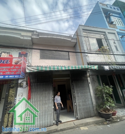 CHỈ 4 TỶ – NHÀ NGAY CHỢ LÊ ĐÌNH CẨN – SÁT KHU TÊN LỬA – HẺM XE HƠI.  DT: 47.6m² (4x12)m – 2 tầng (1 trệt + 1 lửng).  Hẻm xe hơi chạy thông tứ phía, kết nối nhanh Hương Lộ 2 – Mã Lò – Tỉnh Lộ 10.