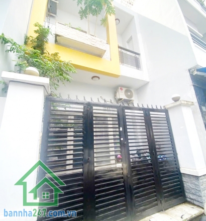 CHỈ 5,599 TỶ - NHÀ 2 TẦNG BTCT – HẺM XE HƠI – SÁT CHỢ TÂN HƯƠNG – CHỈ CÁCH MẶT TIỀN 10M Diện tích: 40m2 vuông vức. Kết cấu: 1 trệt 1 lầu BTCT, gồm 2PN - 2WC