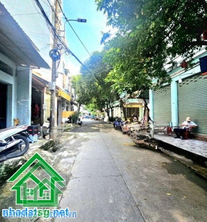 CHỈ 10,9 TỶ – HẺM NHỰA 8M THÔNG – KHU VIP BÀU CÁT – NHÀ 4 TẦNG BTCT – 74M² (3,9 x 21)m – 4PN – 4WC Mô tả: * Vị trí đắc địa, khu phố ẩm thực Đồng Đen – Bàu Cát.
