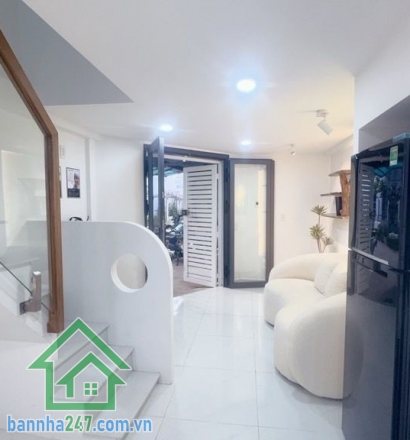 CHỈ 3,45 TỶ – NHÀ MỚI ĐẸP – HẺM XE HƠI – GẦN AEON MALL TÂN PHÚ – TẶNG FULL NỘI THẤT - 2PN – 2WC * Diện tích: 3,5 x 8m * Diện tích sử dụng: 58m² * Kết cấu: 1 trệt 1 lầu * Công năng: 2PN – 2WC