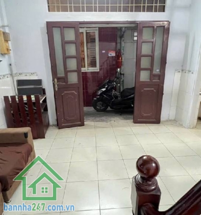 KHU VIP HIẾM NHÀ BÁN – NGAY CHỢ VẢI – CHỈ 2,9 TỶ DT: 24.5m² (6.1 x 4.1m – nở hậu) Kết cấu: 2 tầng (1 trệt + gác gỗ), 2PN, 1WC, phòng khách, bếp. Đang cho thuê 7tr/tháng.