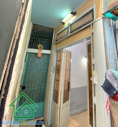 CHỈ 1,8 TỶ – NHÀ 2 TẦNG NGAY SÂN BAY TÂN SƠN NHẤT – HIẾM CÓ KHÓ TÌM * Nhà 1 trệt 1 lầu, 2 phòng ngủ, 1WC, diện tích sử dụng 30m2, nở hậu * Vị trí vàng: cách sân bay 600m, ngay công viên Gia định. 