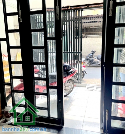 CHỈ 9,4 TỶ – HẺM 5M CMT8 – GẦN CV LÊ THỊ RIÊNG – 3 TẦNG – DT 60,5M² – 3PN – 2WC Vị trí: Ngay trung tâm Quận 10, gần công viên Lê Thị Riêng, cơ sở 2 Trường Ngô Sỹ Liên.