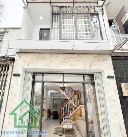 NHÀ MỚI TINH – TẶNG FULL NỘI THẤT – HXH TÂN BÌNH – 4.9 TỶ Diện tích: 32m2 vuông vức, 2 tầng kiên cố. Công năng đầy đủ: 2PN, 2WC, bếp và phòng khách rộng. 