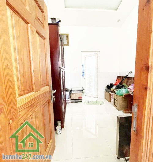 CHỈ 5.2 TỶ – NHÀ 3 TẦNG ĐÚC BTCT – 4PN – VÀO Ở NGAY Kết cấu: 3 tầng – 4 phòng ngủ – 3WC, thiết kế thoáng mát, công năng đầy đủ, nhà còn rất mới chỉ việc xách va li vào ở. 