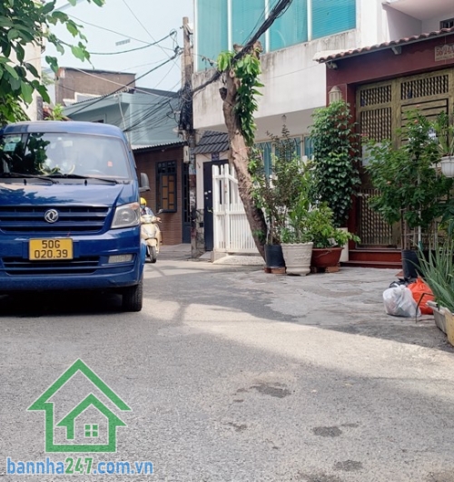 CHỈ 5.1 TỶ – NHÀ 3 TẦNG TÂN PHÚ – HẺM NHỰA 5M – NGAY TRƯỜNG ĐẠI HỌC Diện tích: 47m² Kết cấu: 1 trệt, 1 lửng, 1 lầu – gồm 3PN, 3WC, không gian rộng thoáng. Vị trí chiến lược: kế bên Trường Đại học Công Thương, khu đông sinh viên – phù hợp kinh doanh dịch v