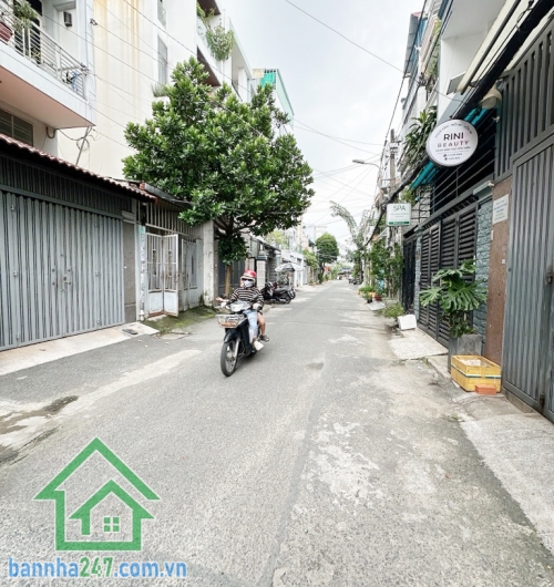CẦN BÁN NHÀ SIÊU PHẨM 5 TẦNG – NGANG 4x16 – ĐƯỜNG NHỰA 8M – NGAY NGUYỄN SƠN – TRUNG TÂM TÂN PHÚ – CHỈ 9.9 TỶ Đường trước nhà nhựa 8m, xe tải tránh thoải mái,  thông ra Nguyễn Sơn, Luỹ Bán Bích, Bàu Cát – Tân Bình.