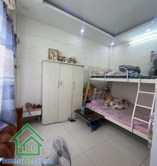 CHỈ 4.8 TỶ – LÔ GÓC 2 MẶT THOÁNG – NHÀ ĐẸP ỐP GỖ – TÂY THẠNH, TÂN PHÚ.  Diện tích: 40m² (4 x 10m), sổ hồng vuông vức. Kết cấu: 1 trệt 2 lầu – 3PN – 2WC, nhà mới 100%