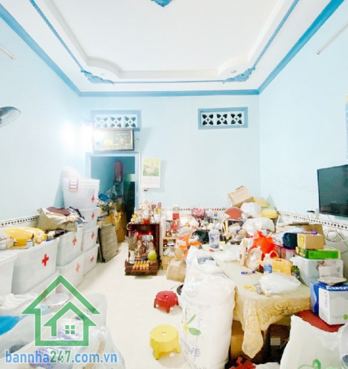 BÁN NHÀ NGAY BIGC TRƯỜNG CHINH – CHỈ 5,6 TỶ TL Diện tích: 69m2 (4x17m) – Nhà 3 tầng BTCT chắc chắn Kết cấu: 1 trệt, 2 lầu, 3 phòng ngủ, 2WC, ban công rộng thoáng.
