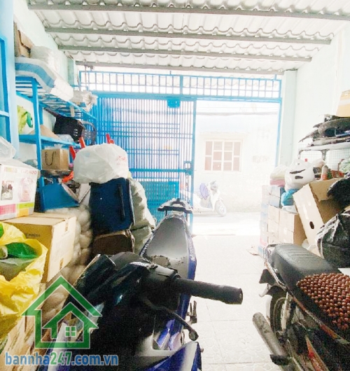 BÁN NHÀ NGAY BIGC TRƯỜNG CHINH – CHỈ 5,6 TỶ TL Diện tích: 69m2 (4x17m) – Nhà 3 tầng BTCT chắc chắn Kết cấu: 1 trệt, 2 lầu, 3 phòng ngủ, 2WC, ban công rộng thoáng.