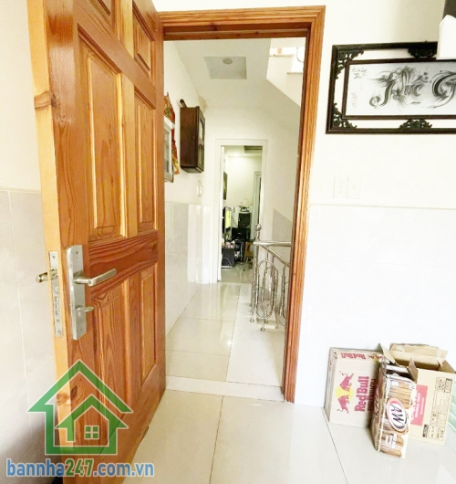CHỈ 5.2 TỶ – NHÀ 3 TẦNG ĐÚC BTCT – 4PN – VÀO Ở NGAY Kết cấu: 3 tầng – 4 phòng ngủ – 3WC, thiết kế thoáng mát, công năng đầy đủ, nhà còn rất mới chỉ việc xách va li vào ở. 