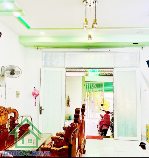 NHỈNH 7 TỶ – MẶT TIỀN ĐƯỜNG SỐ 12 – BÌNH TÂN GIÁP TÂN PHÚ – 100M² – 4 TẦNG – 4PN – NỞ HẬU TÀI LỘC Diện tích: 4,7m nở hậu 4,9m, dài 20m. Kết cấu: 1 trệt, 2 lầu, sân thượng BTCT chắc chắn. Gồm sân để ô tô, phòng khách, 4PN có WC khép kín, phòng thờ, giếng t