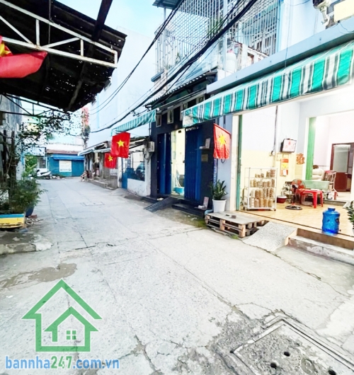 CHỈ HƠN 3 TỶ – NHÀ 2 TẦNG – HẺM XE HƠI TỚI CỬA Ngay Chiến Lược – Tân Hoà Đông – Bình Tân – Sát AEON Mall DT: 36m² (4x9m) – Nhà mới xây 100% Kết cấu: 1 trệt 1 lầu. 2PN, 2WC