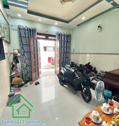 CHỈ 4.65 TỶ – NHÀ CHÍNH CHỦ LÂU NĂM – GẦN CHỢ VẢI TÂN PHÚ – 2 TẦNG BTCT – 40M² Diện tích: 40m² (4 x 10m), sổ vuông A4 đẹp. Kết cấu: 1 trệt 1 lầu, BTCT kiên cố