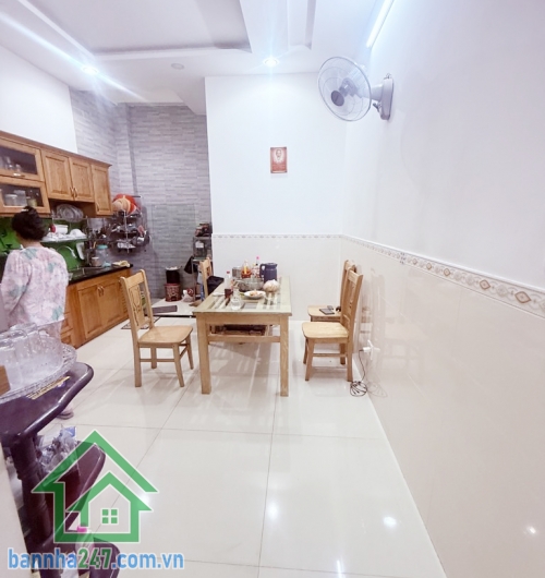 CHỈ 6,4 TỶ - BÁN NHÀ HẺM XE HƠI LÊ VĂN QUỚI – DIỆN TÍCH 60M2 – 4PN – 5WC – Diện tích: 4 x 15m vuông vức, công nhận đủ. Kết cấu: 1 trệt, 2 lầu, sân thượng, gồm 4pn + 5wc