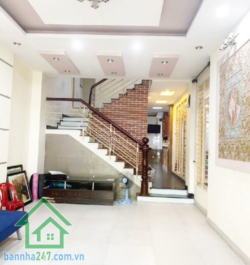 CHỈ 18.9 TỶ – BIỆT THỰ PHỐ NGANG KHỦNG – PHẠM VĂN HAI, P3, TÂN BÌNH DT: 133m² (4.7 x 18m) – Sổ hồng riêng, pháp lý chuẩn. Kết cấu: 3 tầng – 4PN – 4WC. Nhà chính chủ lâu năm.