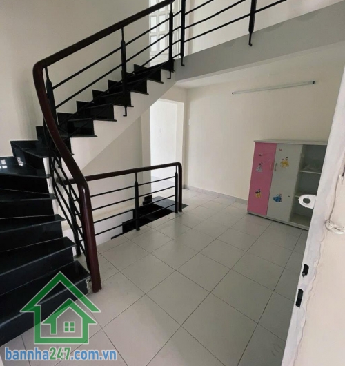 NHỈNH 4 TỶ – NHÀ 4 TẦNG – 45M2 – 5PN – 3WC – HẺM THOÁNG, CÁCH 20M RA MT KÊNH TÂN HÓA. Kết cấu: 1 trệt, 1 lửng, 2 lầu, tổng 5PN, 3WC, đầy đủ công năng. 