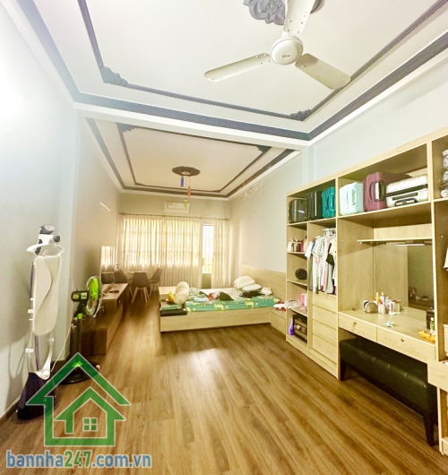 16.5 TỶ – MẶT TIỀN ĐƯỜNG 12M – KHU VIP BÀU CÁT, TÂN BÌNH -  5PN  - 4WC   DT: 71m² (4x18m), ngang đẹp chuẩn phong thủy. Kết cấu 4 tầng: trệt, 2 lầu, sân thượng.