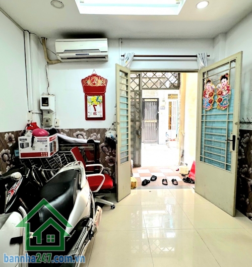 CHỈ 4,4 TỶ – NHÀ 2 TẦNG – GẦN CHỢ TÂN HƯƠNG – SÁT AEON TÂN PHÚ - HẺM 3,5–4M – GẦN MẶT TIỀN – Ở NGAY Diện tích: 36m² (3,4m x 11m) Kết cấu: 1 trệt + 1 lầu Công năng: 2 Phòng ngủ – 2 WC