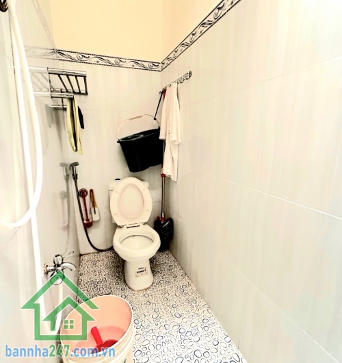 CHỈ 4,4 TỶ – NHÀ 2 TẦNG – GẦN CHỢ TÂN HƯƠNG – SÁT AEON TÂN PHÚ - HẺM 3,5–4M – GẦN MẶT TIỀN – Ở NGAY Diện tích: 36m² (3,4m x 11m) Kết cấu: 1 trệt + 1 lầu Công năng: 2 Phòng ngủ – 2 WC
