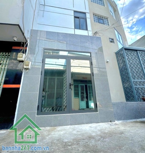 CHỈ 3 TỶ – NHÀ MỚI 3 TẦNG - DT: 18M2 – Ô TÔ ĐỖ CỬA – NGAY LUỸ BÁN BÍCH – TÔ HIỆU – HOÀ BÌNH - 2PN - 3WC * Kết cấu: 1 trệt 2 lầu, 2PN, 3 WC, nhà mới tinh, chỉ việc xách va li vào ở.