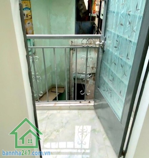 CHỈ 2.4 TỶ – HẺM BA GÁC – CÁCH XE HƠI 20M – LẠC LONG QUÂN – 2 TẦNG BTCT – ĐANG CHO THUÊ 5.5TR/THÁNG * DTSD: 31m² (2.5m nở hậu 3.3 × 5.6m – CN 15.5m²) * Kết cấu: 1 trệt – 1 lầu, 1PK, 1 bếp, 1PN suốt, 2WC.
