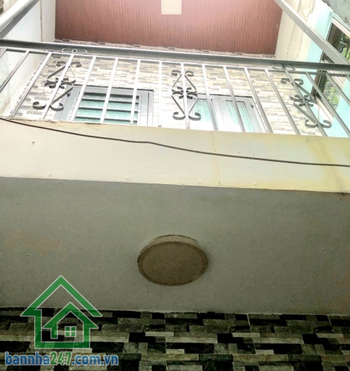 CHỈ 2.4 TỶ – HẺM BA GÁC – CÁCH XE HƠI 20M – LẠC LONG QUÂN – 2 TẦNG BTCT – ĐANG CHO THUÊ 5.5TR/THÁNG * DTSD: 31m² (2.5m nở hậu 3.3 × 5.6m – CN 15.5m²) * Kết cấu: 1 trệt – 1 lầu, 1PK, 1 bếp, 1PN suốt, 2WC.