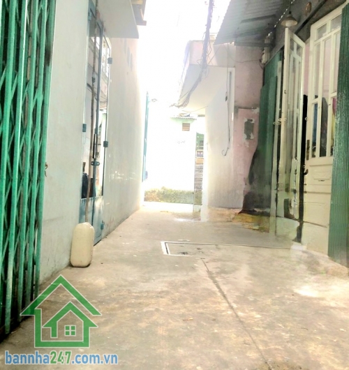 CHỈ 2.4 TỶ – HẺM BA GÁC – CÁCH XE HƠI 20M – LẠC LONG QUÂN – 2 TẦNG BTCT – ĐANG CHO THUÊ 5.5TR/THÁNG * DTSD: 31m² (2.5m nở hậu 3.3 × 5.6m – CN 15.5m²) * Kết cấu: 1 trệt – 1 lầu, 1PK, 1 bếp, 1PN suốt, 2WC.