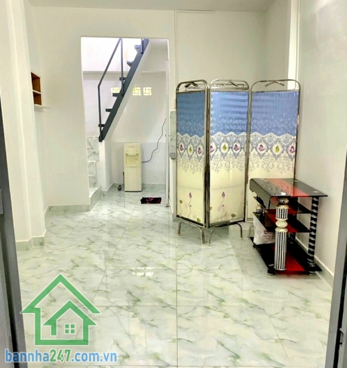 CHỈ 2.4 TỶ – HẺM BA GÁC – CÁCH XE HƠI 20M – LẠC LONG QUÂN – 2 TẦNG BTCT – ĐANG CHO THUÊ 5.5TR/THÁNG * DTSD: 31m² (2.5m nở hậu 3.3 × 5.6m – CN 15.5m²) * Kết cấu: 1 trệt – 1 lầu, 1PK, 1 bếp, 1PN suốt, 2WC.
