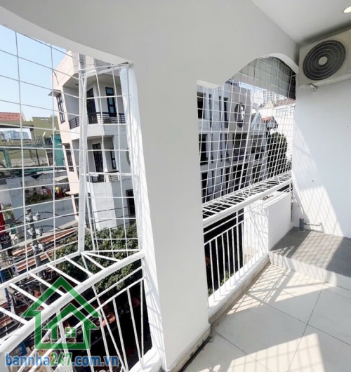 CHỈ 2,65 TỶ – CĂN HỘ BÀU CÁT – MẶT TIỀN ĐỒNG ĐEN Trung tâm khu Bàu Cát – Tân Bình Diện tích: 40m² (4 x 10) Căn góc cực thoáng, đón gió & ánh sáng tự nhiên 2  phòng ngủ (PN master) – bố trí hợp lý, ở rất sướng
