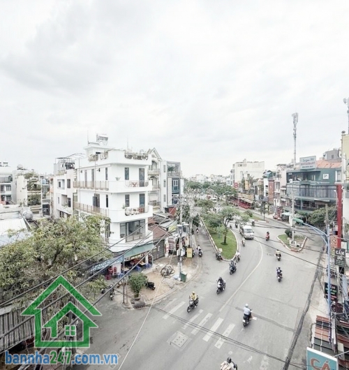 CHỈ 2,65 TỶ – CĂN HỘ BÀU CÁT – MẶT TIỀN ĐỒNG ĐEN Trung tâm khu Bàu Cát – Tân Bình Diện tích: 40m² (4 x 10) Căn góc cực thoáng, đón gió & ánh sáng tự nhiên 2  phòng ngủ (PN master) – bố trí hợp lý, ở rất sướng