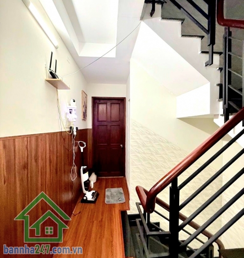 6,9 TỶ – NHÀ ĐẸP KHU CƯ XÁ ĐỒNG TIẾN VIP – QUẬN 103 TẦNG – 4PN – SÁT VẠN HẠNH MALL Thông tin chi tiết:• Diện tích: 41m² (3.1 x 14m) – vuông vức• Kết cấu: 1 trệt 2 lầu, nhà xây kiên cố• Công năng: 4PN – 3WC• Nhà mới đẹp, vào ở ngay – không cần sửa