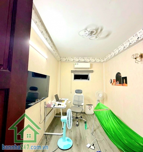 6,9 TỶ – NHÀ ĐẸP KHU CƯ XÁ ĐỒNG TIẾN VIP – QUẬN 103 TẦNG – 4PN – SÁT VẠN HẠNH MALL Thông tin chi tiết:• Diện tích: 41m² (3.1 x 14m) – vuông vức• Kết cấu: 1 trệt 2 lầu, nhà xây kiên cố• Công năng: 4PN – 3WC• Nhà mới đẹp, vào ở ngay – không cần sửa