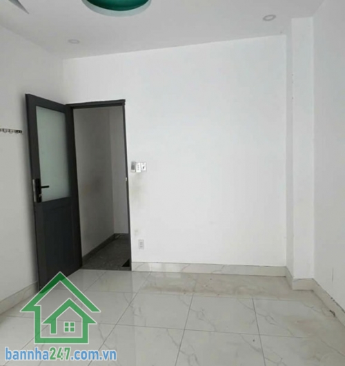 NHÀ 3 TẦNG CMT8 – NGAY TRUNG TÂM QUẬN 10 – HẺM THÔNG – CHỈ NHỈNH 4 TỶ * Diện tích: 4.5m x 7m. * Kết cấu: 1 trệt, 2 lầu, gồm 2PN, 2WC. Nhà xây dựng gọn gàng.
