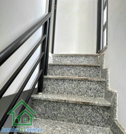 CHỈ 4,3 TỶ – NHÀ 3 TẦNG CMT8 – TRUNG TÂM QUẬN 10 – DT: 27M² (DTSD: 81M²) - HẺM THÔNG – SỔ RIÊNG - 2PN, 2WC DT: 27m² (4,5 x 7m) Kết cấu: 1 trệt, 2 lầu – 2PN, 2WC.