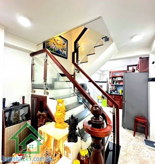 CHỈ 8,2 TỶ – NHÀ 3 TẦNG HXH 6M – P.7 TÂN BÌNH – NGAY CÁCH MẠNG THÁNG 8 - 42m² (3 x 14m) - 3 PN - 2 WC Vị trí đắc địa: Phường 7, Tân Bình – sát trục CMT8 Hẻm 6m