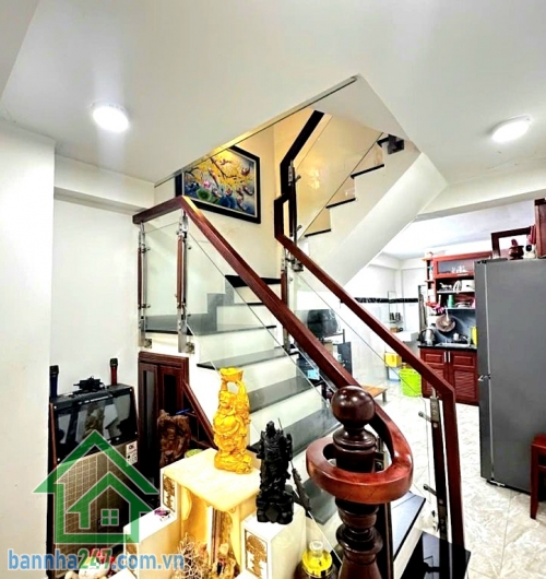 CHỈ 8,2 TỶ – NHÀ 3 TẦNG HXH 6M – P.7 TÂN BÌNH – NGAY CÁCH MẠNG THÁNG 8 - 42m² (3 x 14m) - 3 PN - 2 WC Vị trí đắc địa: Phường 7, Tân Bình – sát trục CMT8 Hẻm 6m