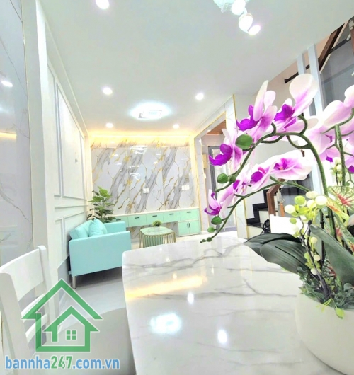 Nhỉnh 4 tỷ – nhà đẹp Đồng Đen, Tân Bình. Diện tích: 32m2 (4,2 x 7m, thực tế 4,2 x 8m có giếng trời 1m). Kết cấu: 1 trệt 1 lầu, 2 phòng ngủ, 2 WC. Nhà mới hoàn toàn.