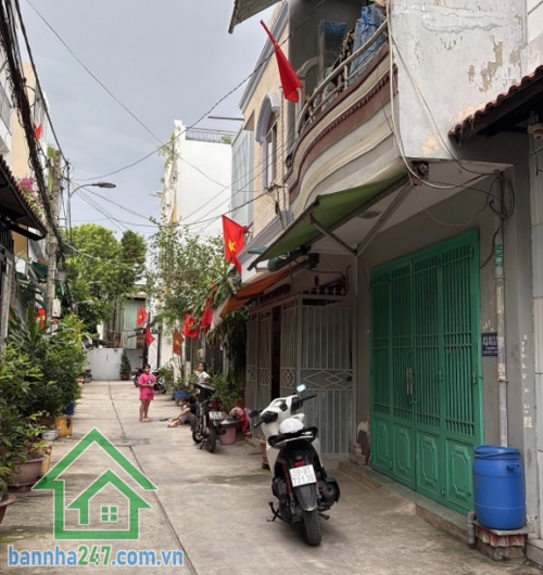 BÁN NHÀ LÊ VĂN QUỚI – GIÁ 4,15 TỶ – HẺM XE HƠI – 2 TẦNG ĐẸP Ở NGAY * Diện tích: 36m2 (4 x 9m). * Kết cấu: 1 trệt 1 lầu, 2PN, 2WC. * Hẻm xe hơi 5m, thuận tiện di chuyển. 