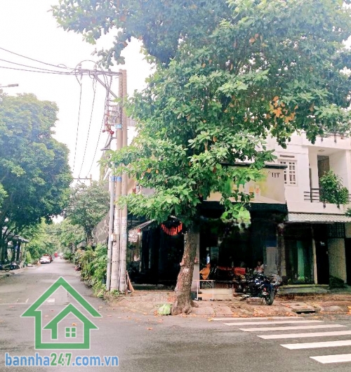 CHỈ 21,5 TỶ – NHÀ GÓC 2 MẶT TIỀN KINH DOANH – TRUNG TÂM TÂN PHÚ * Vị trí: nhà góc 2 mặt tiền, đường rộng 20m * Diện tích: 5 x 20m * Kết cấu: trệt 2 lầu * Hiện trạng: đang cho thuê kinh doanh cafe ~30 triệu/tháng - Khu vực trung tâm Quận Tân Phú – giáp Tân