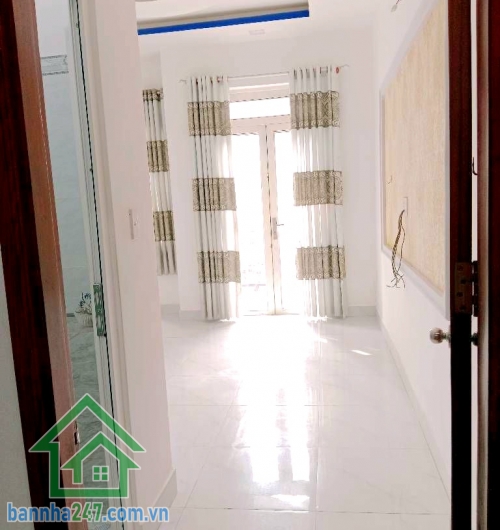 CHỈ 6,8 TỶ – HXH THÔNG – KHU PHÂN LÔ CAO TẦNG – 4PN MASTER HƯƠNG LỘ 2 – LÊ VĂN QUỚI – NGÃ TƯ BỐN XÃ – GIÁP TÂN PHÚ Diện tích: 54m² (4m x 13.5m) – vuông vức Kết cấu: Trệt + 2 Lầu + Sân thượng. 4 phòng ngủ MASTER khép kín - 5 WC