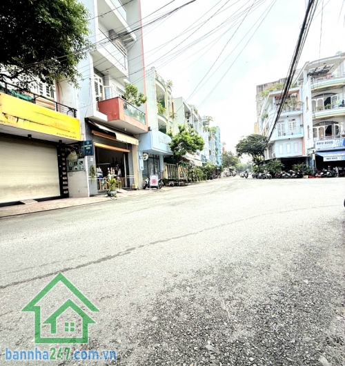 CHỈ 11,8 TỶ – LÔ GÓC 2 MTKD – ĐƯỜNG RỘNG 12M CÓ LỀ – NGAY BÀU CÁT, ĐỒNG ĐEN – DÒNG TIỀN 35TR/THÁNG – 5 TẦNG BTCT! DT: 4 x 10m, nở hậu 4.2m Kết cấu: 1 trệt, 1 lửng, 2 lầu, sân thượng – gồm 4PN, 4WC - Đường nhựa 12m có lề, xe hơi đậu thoải mái – kinh doanh 
