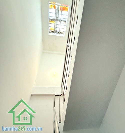 CHỈ 11,8 TỶ – LÔ GÓC 2 MTKD – ĐƯỜNG RỘNG 12M CÓ LỀ – NGAY BÀU CÁT, ĐỒNG ĐEN – DÒNG TIỀN 35TR/THÁNG – 5 TẦNG BTCT! DT: 4 x 10m, nở hậu 4.2m Kết cấu: 1 trệt, 1 lửng, 2 lầu, sân thượng – gồm 4PN, 4WC - Đường nhựa 12m có lề, xe hơi đậu thoải mái – kinh doanh 